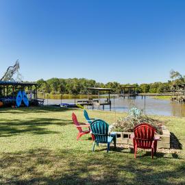 Lake Livingston Home w/ Dock & Deck!, hotell sihtkohas Huntsville