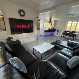 Spacious & Cozy home with open kitchen lounge, hotel i Søborg