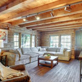 Kentucky Lake Access! Family Log Cabin w/ Deck, hotel en Murray