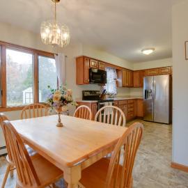 15 Mi to Cochran's Ski Area: Cozy Home w/ Yard!, hotel u gradu 'Essex Junction'