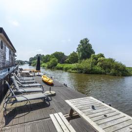 Boat Getaway Near Lake, hotel di Merkem