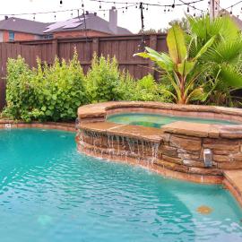 Luxurious 5-Bed home with heated Pool, Jacuzzi, Media Room, Grill and several living spaces!、フリスコのホテル
