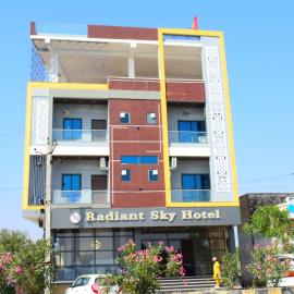 Radiant Sky Hotel, отель в городе Kuchāman City