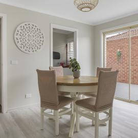 Spacious 3-Bed Home with Garden in Preston, Hotel in Melbourne