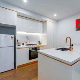 Art filled 2b2b Apt Family Friendly Free Parking, khách sạn ở Box Hill