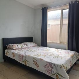 Budget Queen Room - 493, hotel in Wentworthville