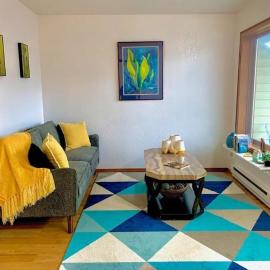Lovely Condo Across from Downtown w Mountain View, hotell i Juneau