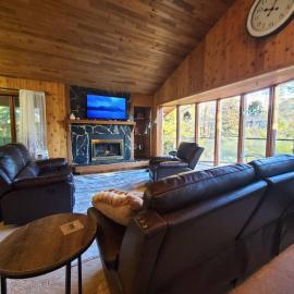 Updated Duplex with Mountain & Filtered Water View, hotel a Juneau