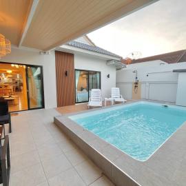 Viesnīca Love Is Pool Villa, Modern & Cozy 3BR with Private Pool, Perfect for Families & Groups pilsētā Nathon Bay