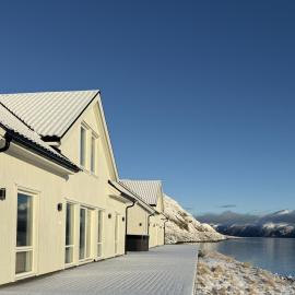 Arctic Fjord House - Fjord View, Sauna, Hot Tub, hotell sihtkohas Karlsøy