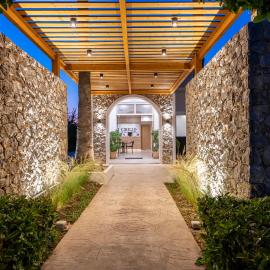 Cirillo Family Hotel-Christinas Studios, מלון במסטיכרי