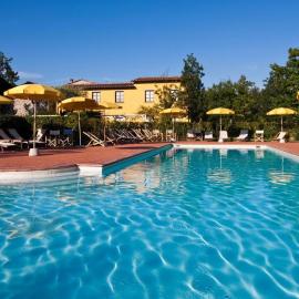 Sarzana-Charming Room Pool and BB، فندق في سارزانا