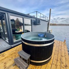 Houseboat Marina Mookerplas 4-6 persoons (met hottub en dakterras)，Middelaar的飯店