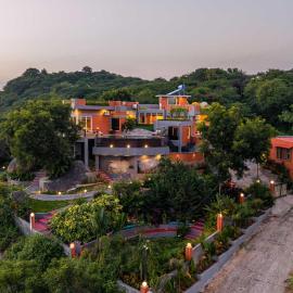 StayVista at RockEDGE - Shoolagiri with Bonfire, Infinity Pool, hotel a Sūlagiri