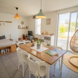 Maison avec fauteuil suspendu et lit de jour près de la mer en Vendée, hotel a Bouin
