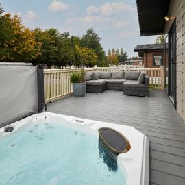 Primrose Lodge with Hot Tub