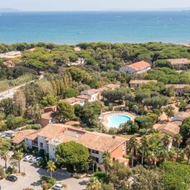 Résidence Pierre & Vacances le Hameau de la Pinède، فندق في هييريس