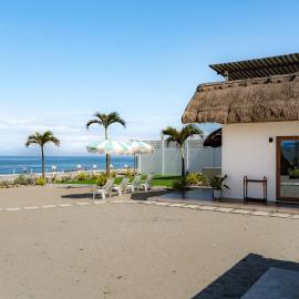 Balay Angkan Beachfront Villas Zambales, hotel v destinácii Cabangan