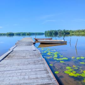Host Harmony Boats stay play lake cabin, hotel v destinácii Broby