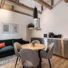 Brick & Beam Loft Duplex -30sqm- near Antonplatz, hotel di Berlin