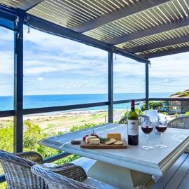 Stunning Views & Renovated Beach Chic, hotell i Carrickalinga
