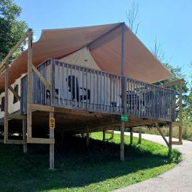 Sensational Tented Cabin Nestled Amidst Trees and Fire Pit Provided in Logan, Ohio, hotel v destinácii Logan