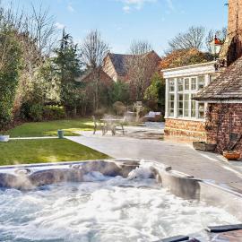 Luxury Detached House in Large Private Grounds, with Outdoor Jacuzzi and Sauna, hotel in Weston upon Trent