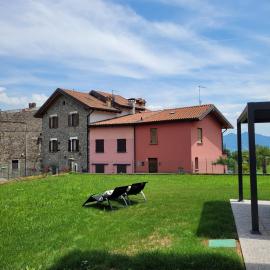 Garden Relais Mountain Lake Iseo Hospitality، فندق في Solto Collina