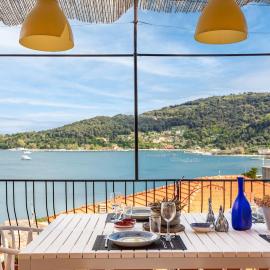 Porto sea view-Terrace & AC, hotel in Portovenere