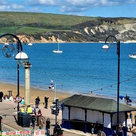 Stylish flat by the beach with stunning sea views