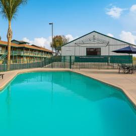 Red Lion Inn & Suites Lemoore، فندق في لامور