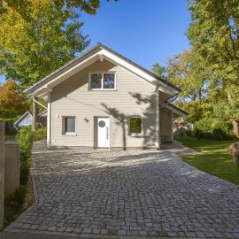 Ferienhaus "Zum Hafen 21" in Zislow - Stilvoll entspannen zwischen Wald und See, hotel in Zislow