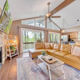 Treetop & Waterfront! Hot Tub, Kayaks, Game Room