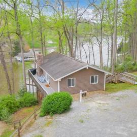 Treetop & Waterfront! Hot Tub, Kayaks, Game Room