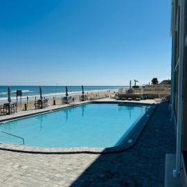 Daytona Inn Beach Resort Step Outside and Put Your Feet in the Sand Beach Vibes, hotel in Daytona Beach