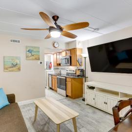 Wildwood Condo w/ Community Pool: Walk to Beach!, hotel i Wildwood