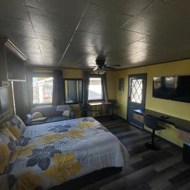 PNW Studio Getaway for Couples with Hot Tub, hotel in Port Angeles