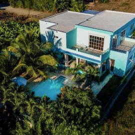 Villa Nilsa ( The Blue House ), hotel a Baní