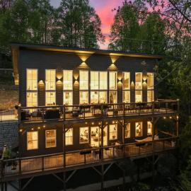 Breathtaking Mountain Views, Hot Tub, Sauna, Fire Pit, Fire Pit Table, PoolTable, Kitchenette, 2 Living rooms, Universal EV Station
