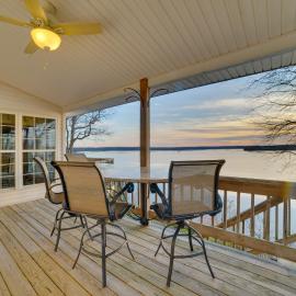 Peaceful Big Sandy Home w/ Deck on Kentucky Lake!, hotel a Big Sandy