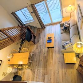 Two Bedroom Loft Apartment Sleeps 8 with River Views near Loon Mountain