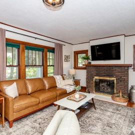 615 Ash Avenue - Modern Retreat w Hot Tub, hotell i Ames