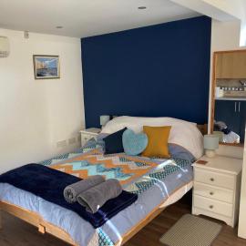 Self-contained cosy garden room Seven Sisters, hotel in Seaford