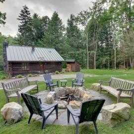 Award-Winning Log Cabin, Top 5 in New England!, hotel in Londonderry