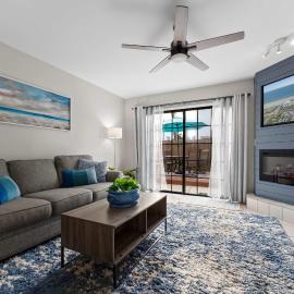Jax Beach Townhouse - Steps to the Shore & Sunrise Views, hotel in Jacksonville Beach