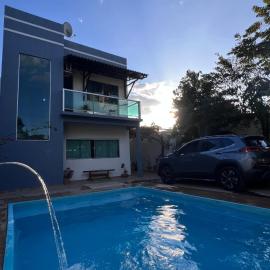 Casa de Verão, 04 quartos todos com ar condicionado, 03 banheiros, churrasqueira e piscina para relaxar, hotel em Pirapora