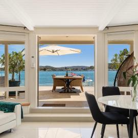 'Waterfront Studio' by HolidayCo، فندق في Blackwall