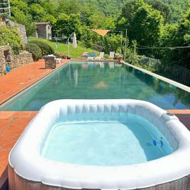 Metato con piscina e giardino