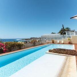Villa 'Florence' avec longue piscine et vue mer panoramique