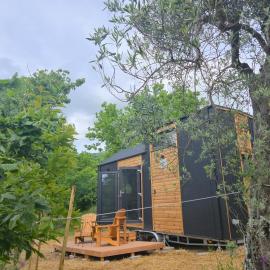 Off-Grid Nature Tiny House Retreat & Simple Living, hotel em San Martino